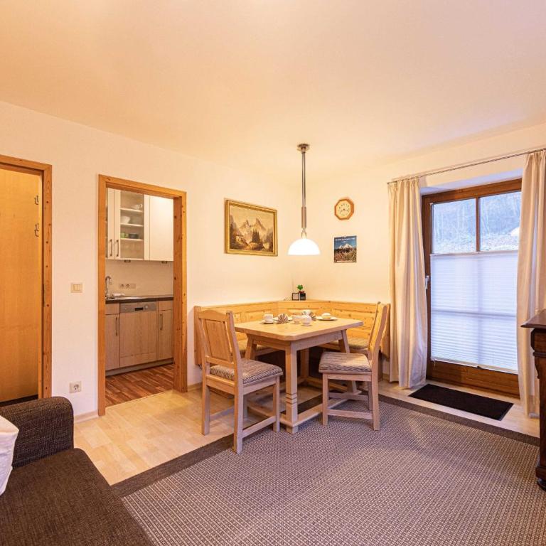 Ferienwohnung Waldblick - freundlich eingerichtete Ferienwohnung - Apartment mit Terrasse - 2