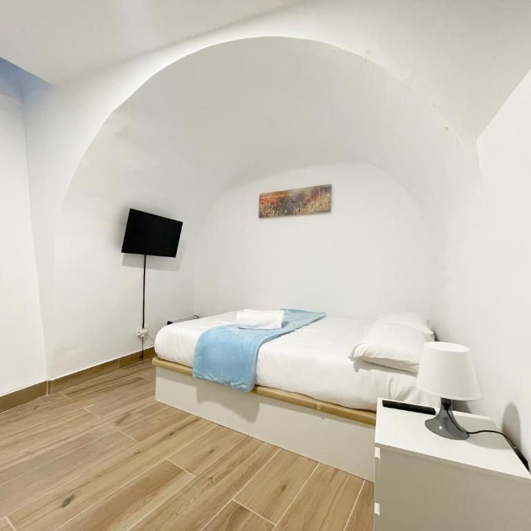 Cerca del centro y luminoso - One-Bedroom Apartment - 1