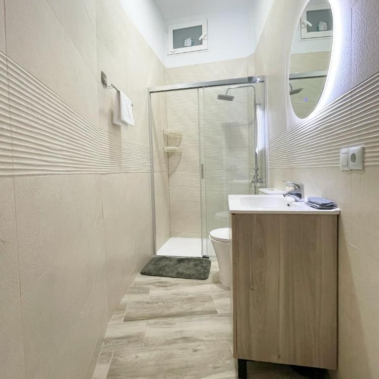Cerca del centro y luminoso - One-Bedroom Apartment - 4
