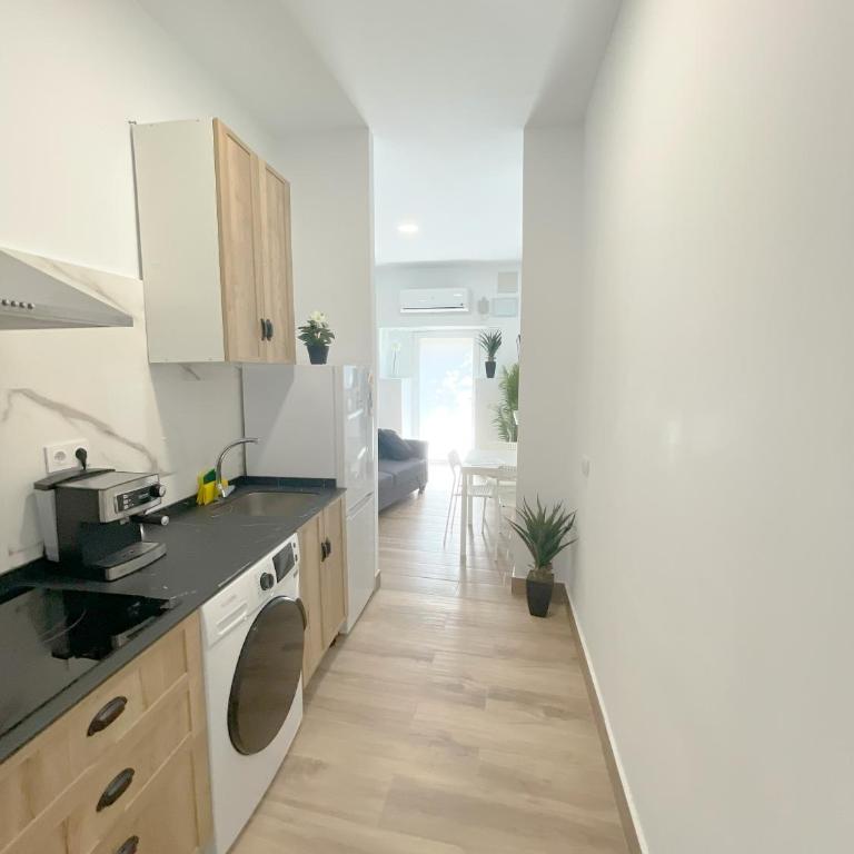 Cerca del centro y luminoso - One-Bedroom Apartment - 7