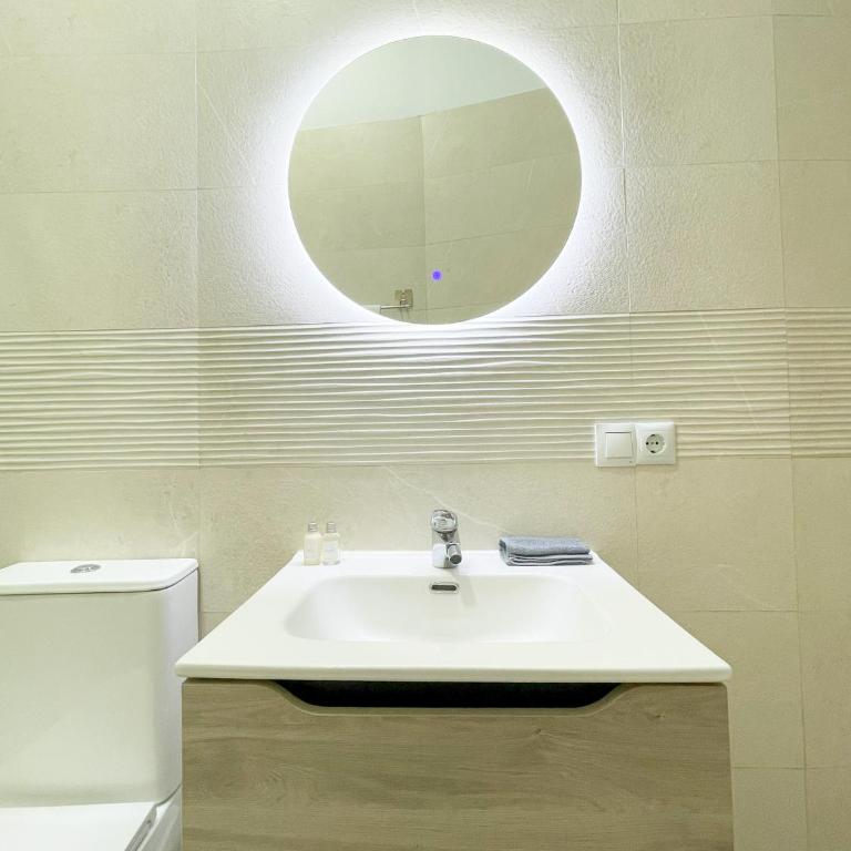 Cerca del centro y luminoso - One-Bedroom Apartment - 11