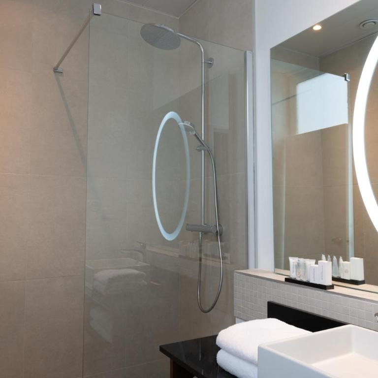 Crowne Plaza Paris - Republique by IHG - Chambre Lit King-Size Premium avec Canapé-Lit - 2