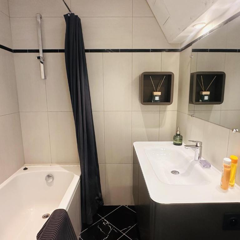 One bedroom apartment with a sea view right by the Croisette beaches and the center of Cannes. - 2287 - One-Bedroom Apartment - 11