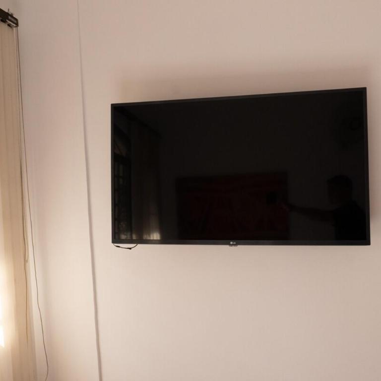 C Habitación con baño privado, zona de trabajo y TV - Apartamento de 1 dormitorio - 4