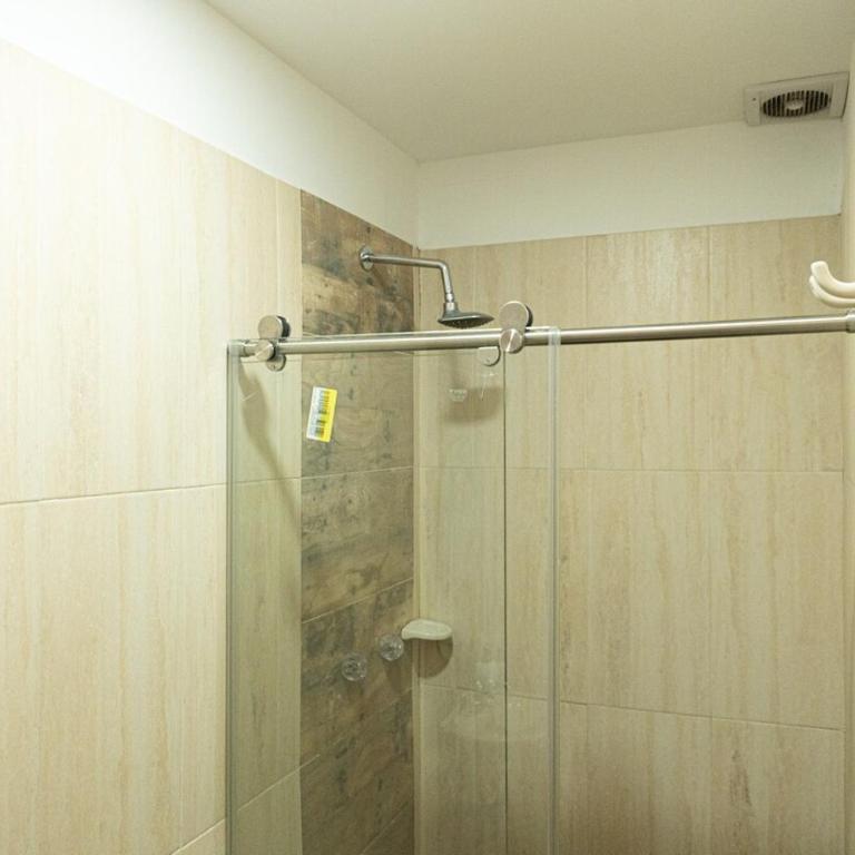 C Habitación con baño privado, zona de trabajo y TV - Apartamento de 1 dormitorio - 14