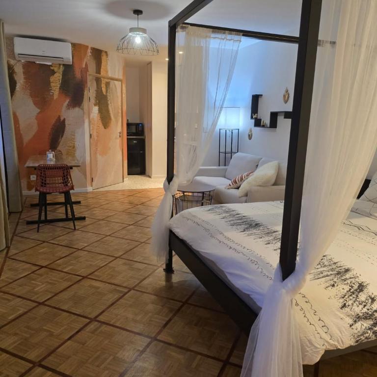 Chez Julie et Julien - Studio Lit King-Size avec Canapé-Lit - 16