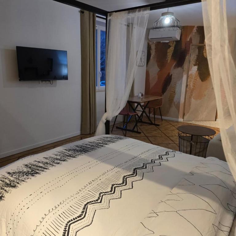 Chez Julie et Julien - Studio Lit King-Size avec Canapé-Lit - 41