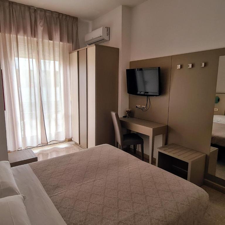 Hotel Camelia - Double Room with Balcony - 5