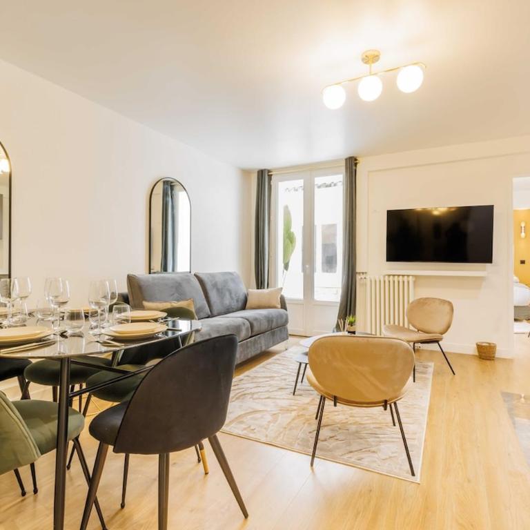 Apartment 3 Min from Haussmann, Sleeps 6 , 2BDR - Two-Bedroom Apartment - 7