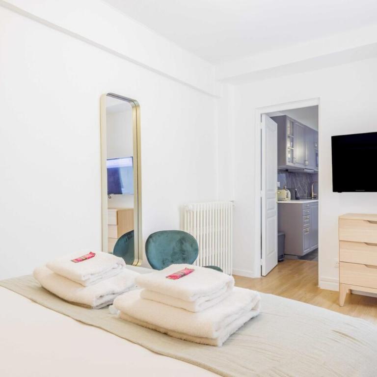 Apartment 3 Min from Haussmann, Sleeps 6 , 2BDR - Two-Bedroom Apartment - 19