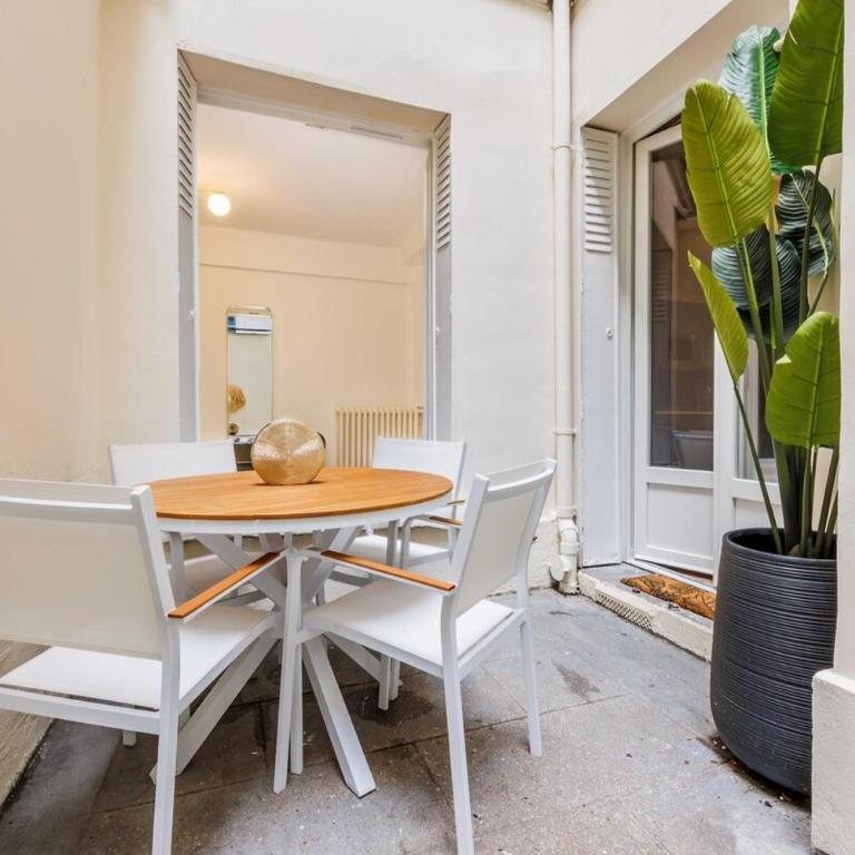 Apartment 3 Min from Haussmann, Sleeps 6 , 2BDR - Two-Bedroom Apartment - 10