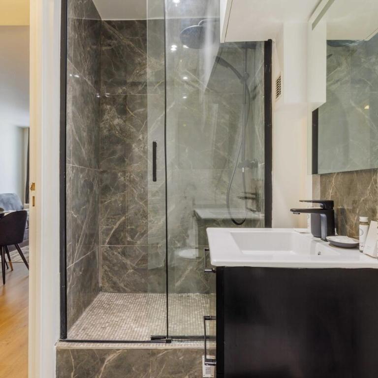 Apartment 3 Min from Haussmann, Sleeps 6 , 2BDR - Two-Bedroom Apartment - 22
