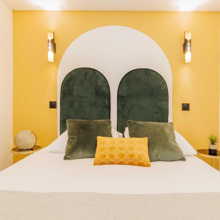 Apartment 3 Min from Haussmann, Sleeps 6 , 2BDR - Two-Bedroom Apartment - 18