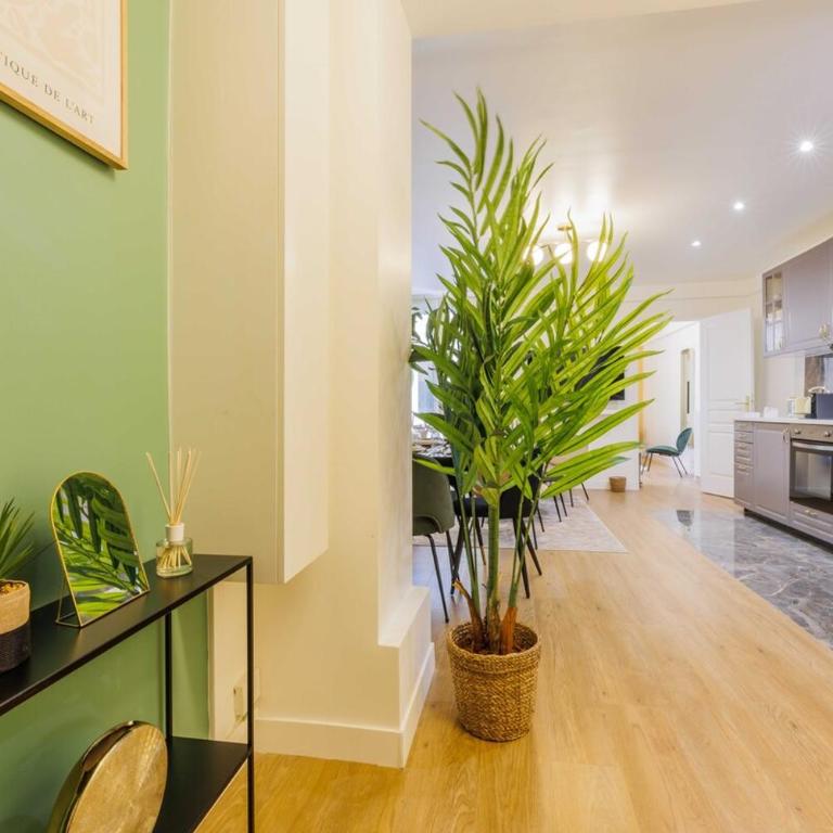 Apartment 3 Min from Haussmann, Sleeps 6 , 2BDR - Two-Bedroom Apartment - 14