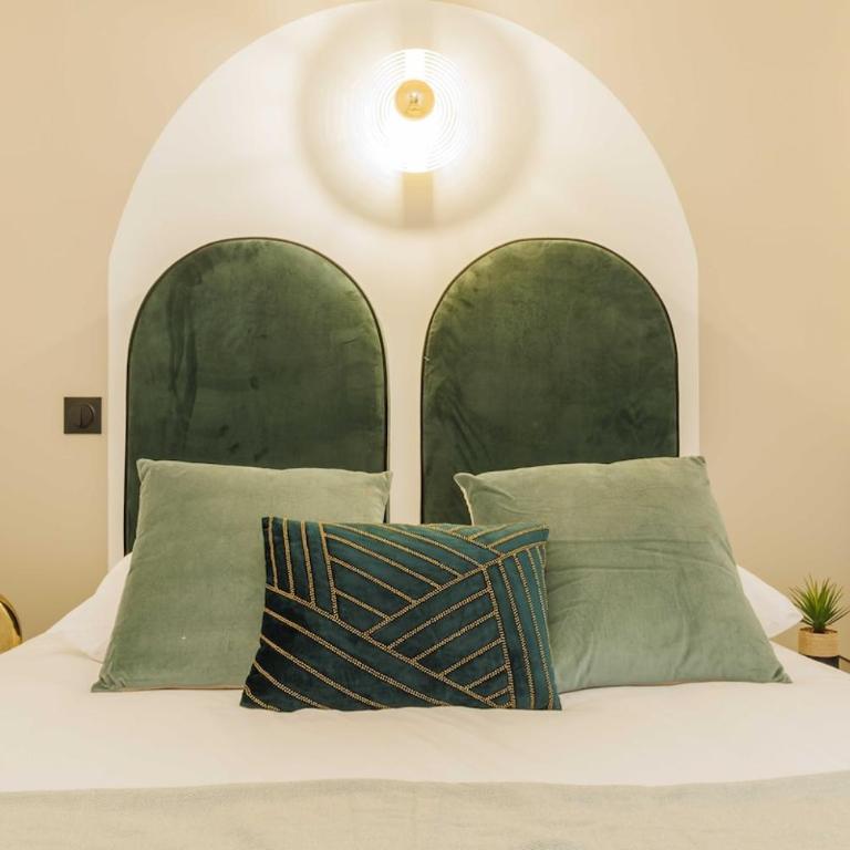 Apartment 3 Min from Haussmann, Sleeps 6 , 2BDR - Two-Bedroom Apartment - 17