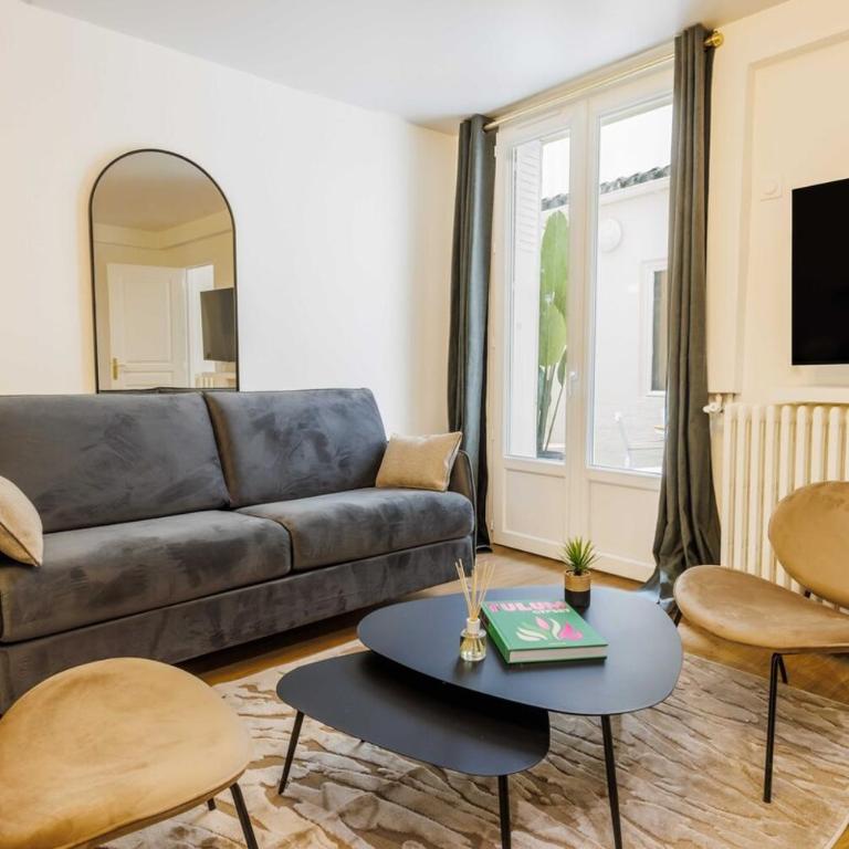 Apartment 3 Min from Haussmann, Sleeps 6 , 2BDR - Two-Bedroom Apartment - 11
