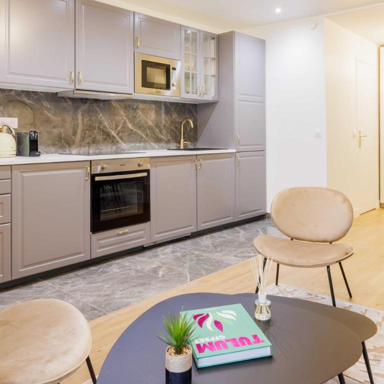 Apartment 3 Min from Haussmann, Sleeps 6 , 2BDR - Two-Bedroom Apartment - 4
