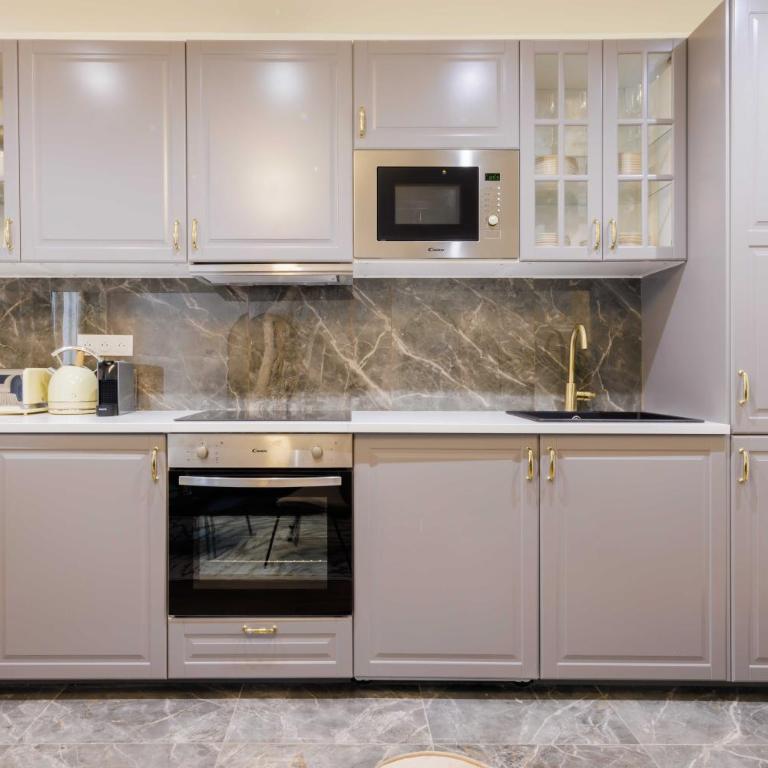 Apartment 3 Min from Haussmann, Sleeps 6 , 2BDR - Two-Bedroom Apartment - 5
