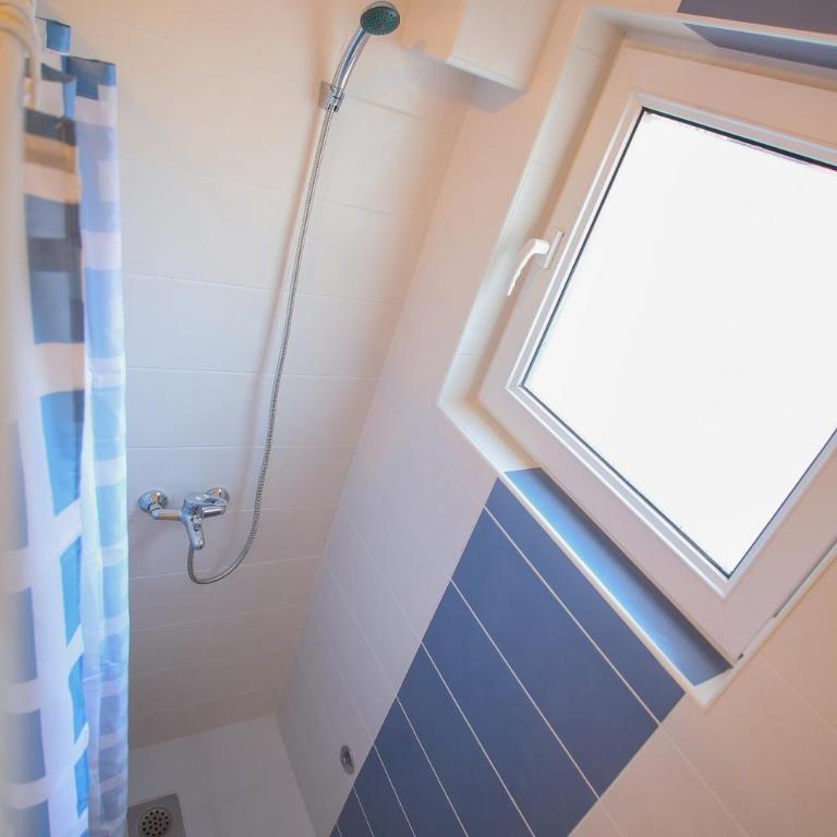 Guesthouse Aurora - Quadruple Room with Private Bathroom - 10