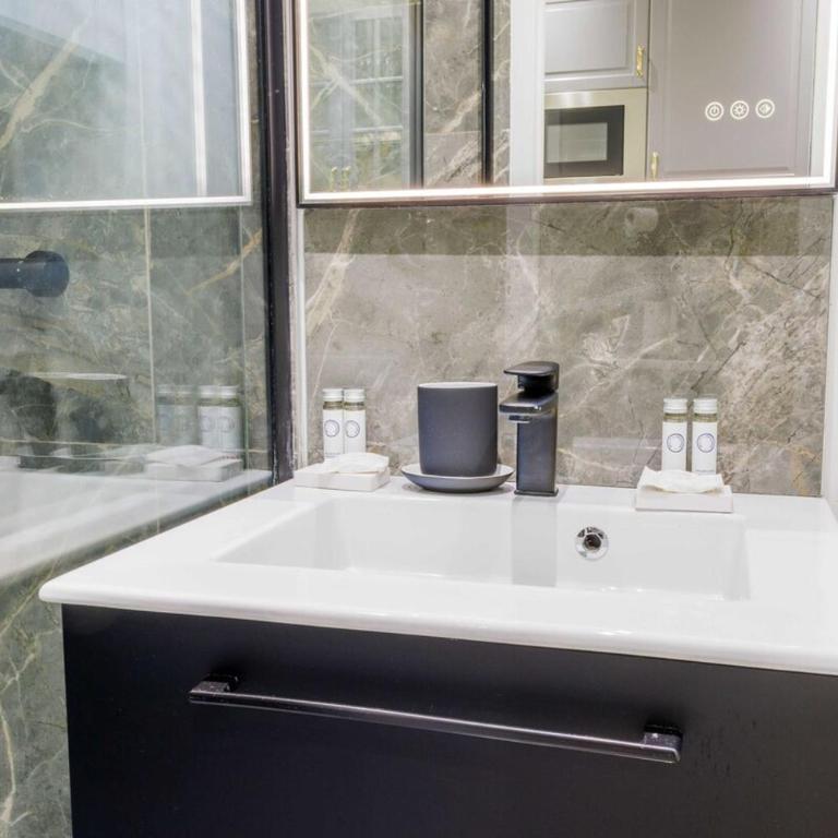 Stylish Apartment 3 Min from Haussmann, Sleeps4 - Appartement 1 Chambre - 15