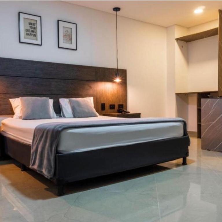 Hotel California MED - Habitación Doble Deluxe con bañera - 8