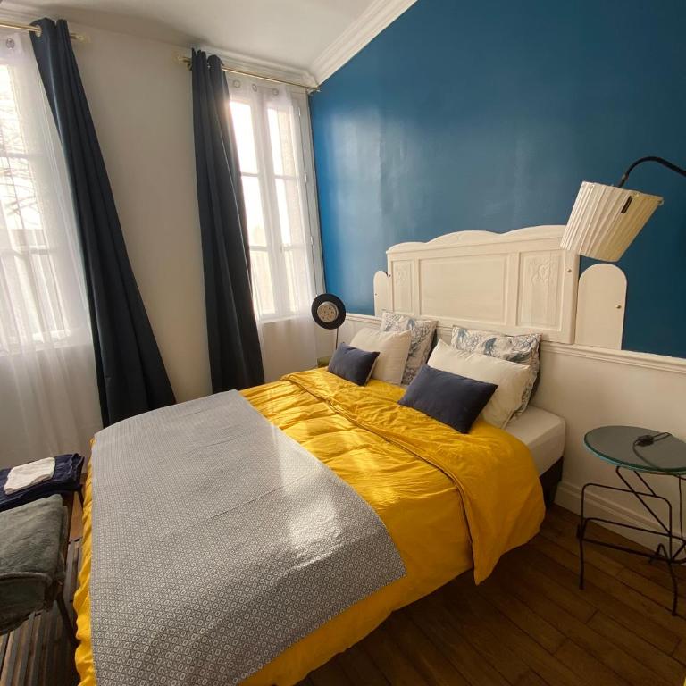 Chambre bleue et or 16m2 chez l'habitant dans appartement 100m2 centre ville - Chambre Lit Queen-Size avec Salle de Bains Commune - 4