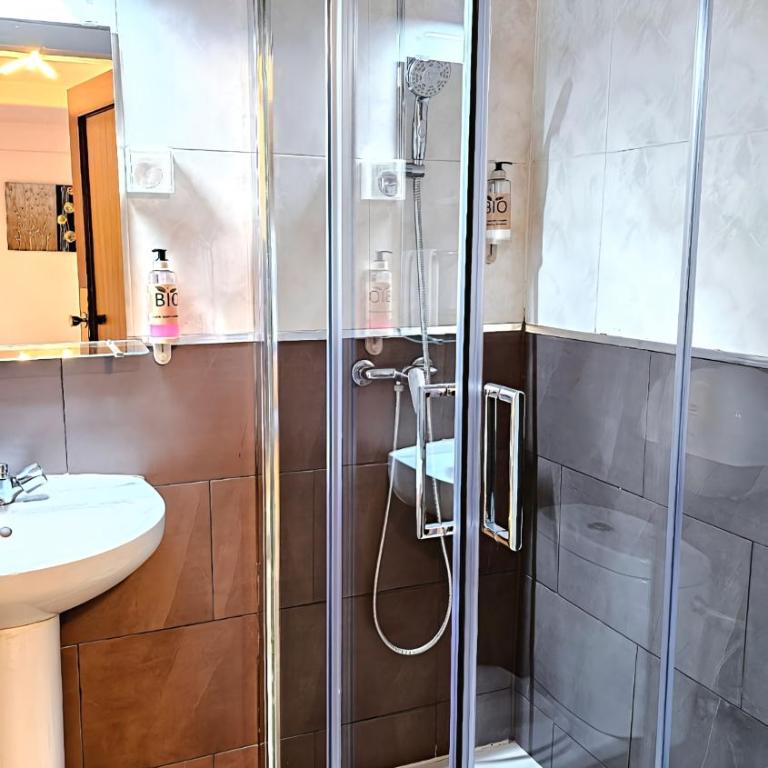 Hostal La Rosa - Deluxe King Room - 14