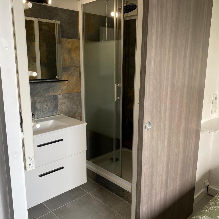 Maison avec cour 8 personnes - Bazarette - Three-Bedroom House - 5