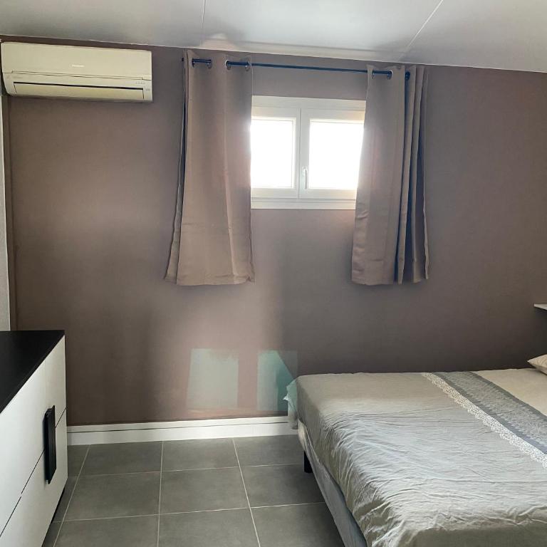 Maison avec cour 8 personnes - Bazarette - Three-Bedroom House - 8