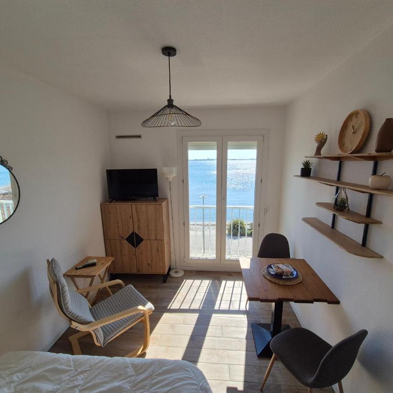 Studio 19m2 classé 1, vue sur étang de Thau, 200m des cures, 2eme Étage sans ascenseur - Appartement 1 Chambre - 1