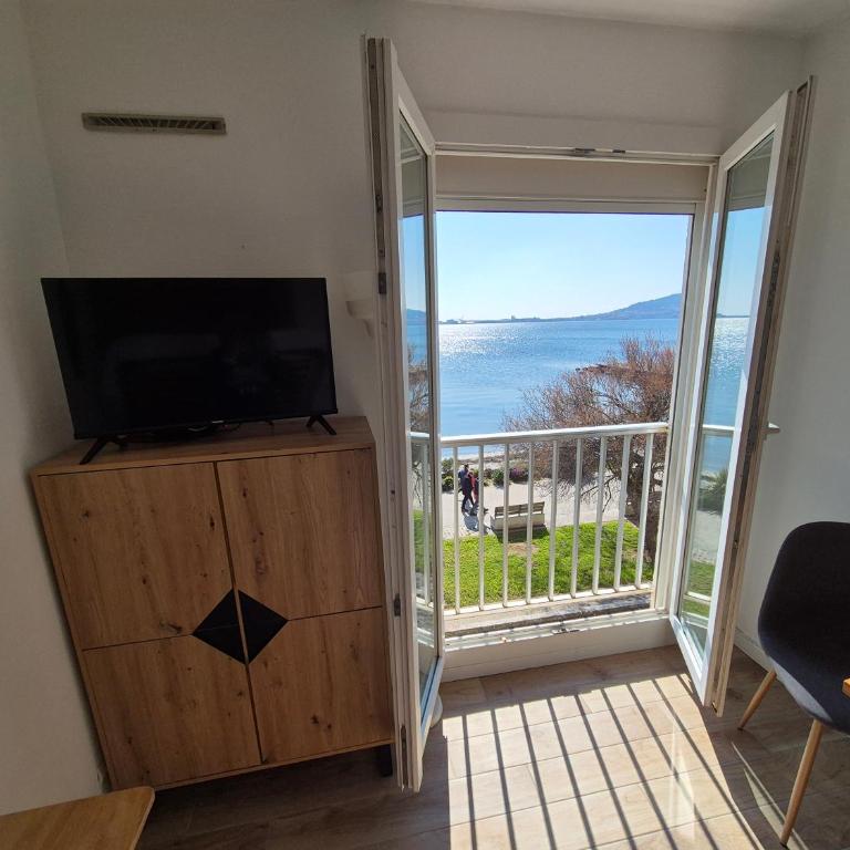 Studio 19m2 classé 1, vue sur étang de Thau, 200m des cures, 2eme Étage sans ascenseur - Appartement 1 Chambre - 3