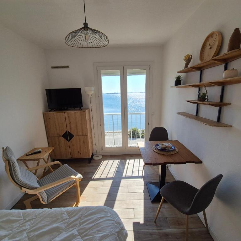 Studio 19m2 classé 1, vue sur étang de Thau, 200m des cures, 2eme Étage sans ascenseur - Appartement 1 Chambre - 34