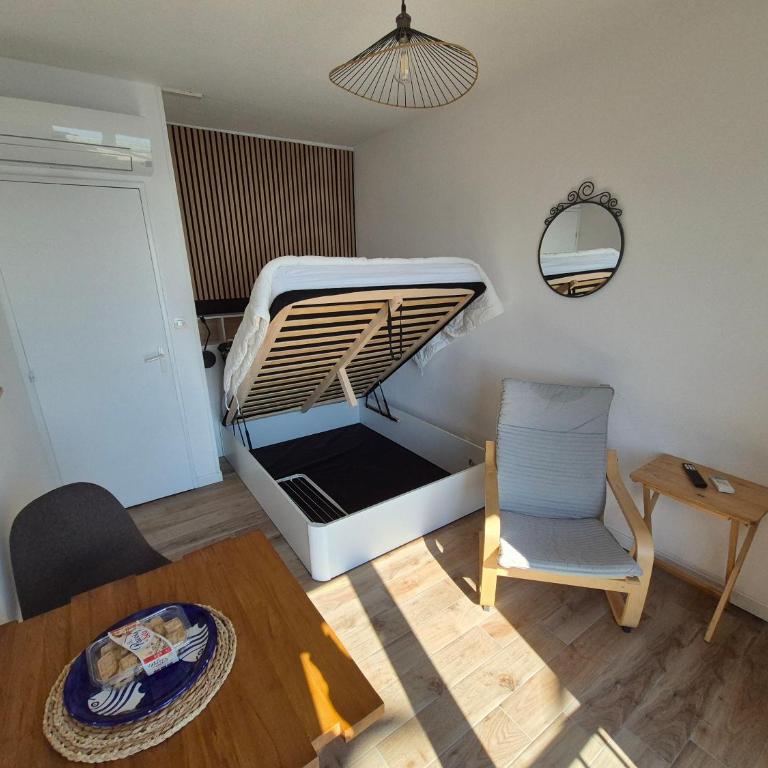 Studio 19m2 classé 1, vue sur étang de Thau, 200m des cures, 2eme Étage sans ascenseur - Appartement 1 Chambre - 8