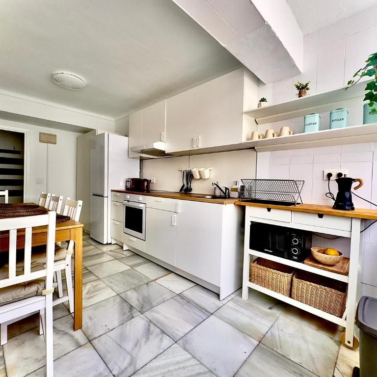 Los Naranjos Apartment - Three-Bedroom Apartment with Balcony - 5