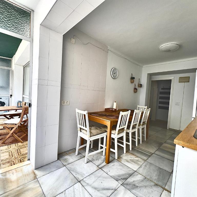 Los Naranjos Apartment - Three-Bedroom Apartment with Balcony - 6
