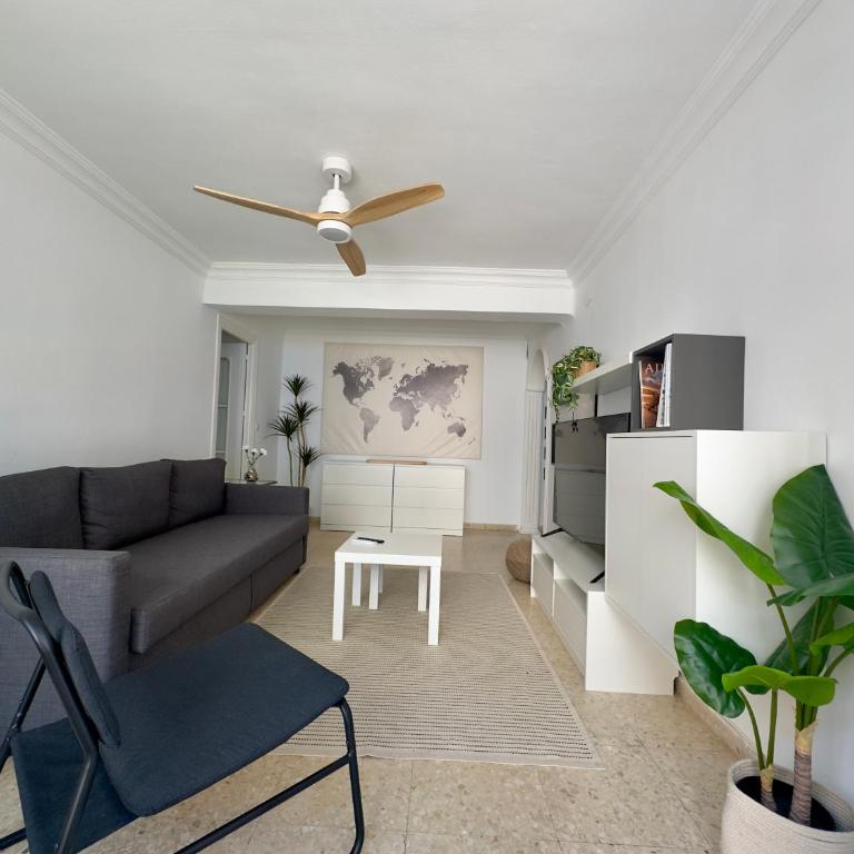 Los Naranjos Apartment - Three-Bedroom Apartment with Balcony - 4
