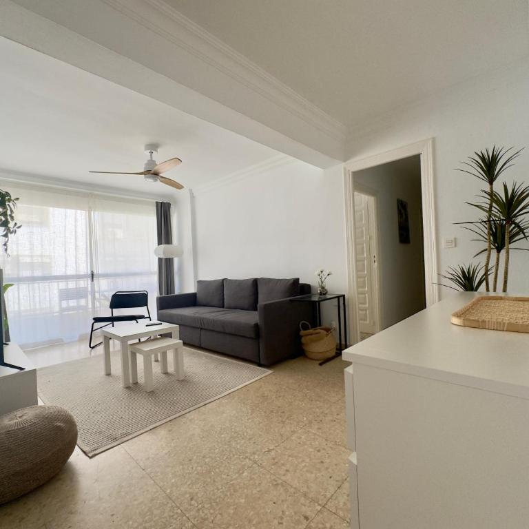 Los Naranjos Apartment - Three-Bedroom Apartment with Balcony - 3