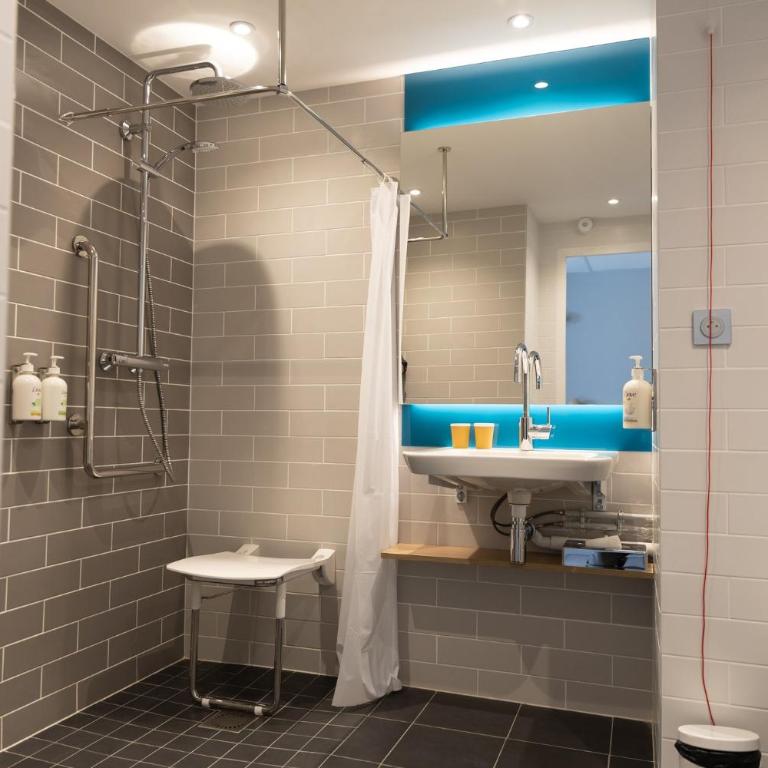 Holiday Inn Express Caen Epron by IHG - Chambre Lit Queen-Size Standard - Accessible aux Personnes à Mobilité Réduite - 1