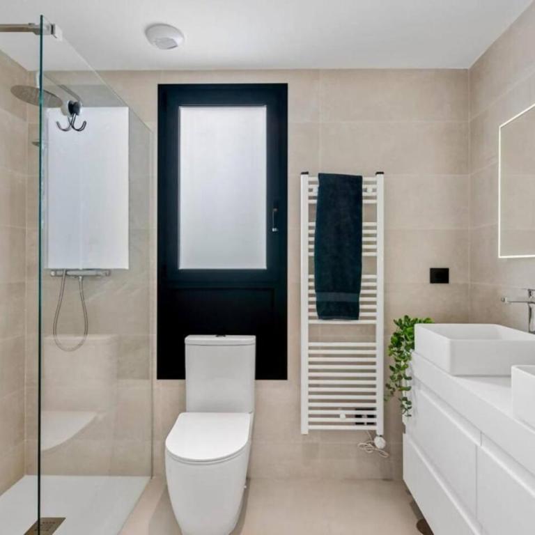 Apartamento H&M con Padel, Piscina y vistas al mar - Three-Bedroom Apartment - 7