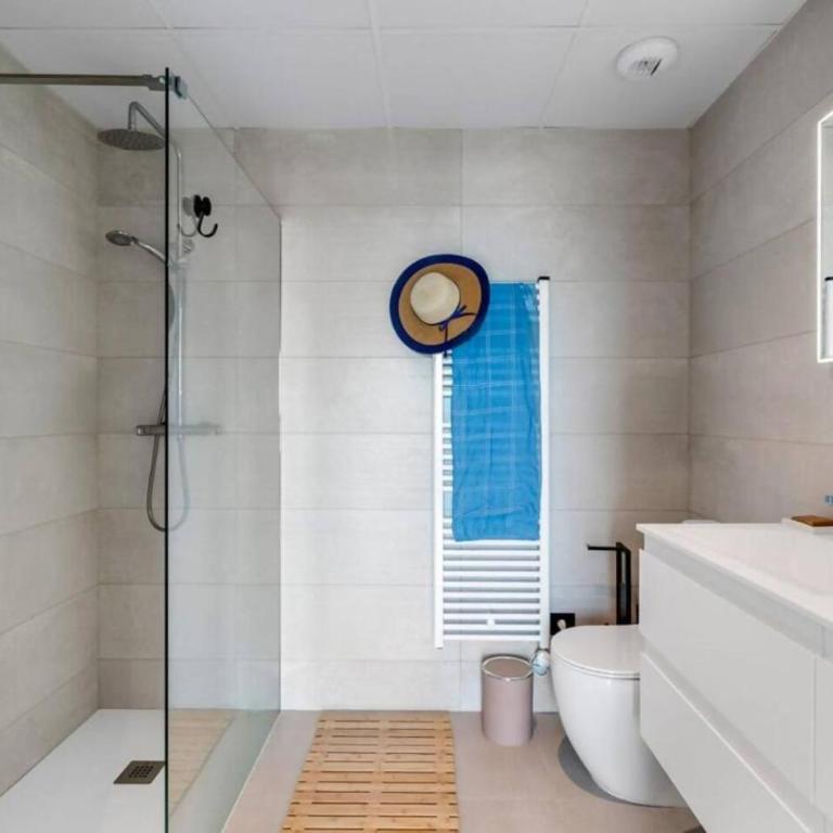 Apartamento H&M con Padel, Piscina y vistas al mar - Three-Bedroom Apartment - 8