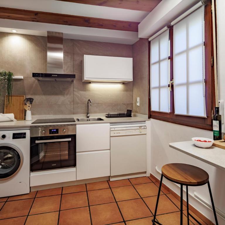 San Bartolome SB11 Casa con encanto bodega aire acondicionado y vistas al centro histórico by Apartamentoslogrono - Vacation Home - 18