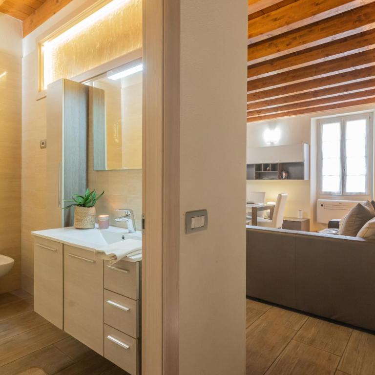 Domus in Como by Rent All Como - Appartamento con 2 Camere da Letto - 16