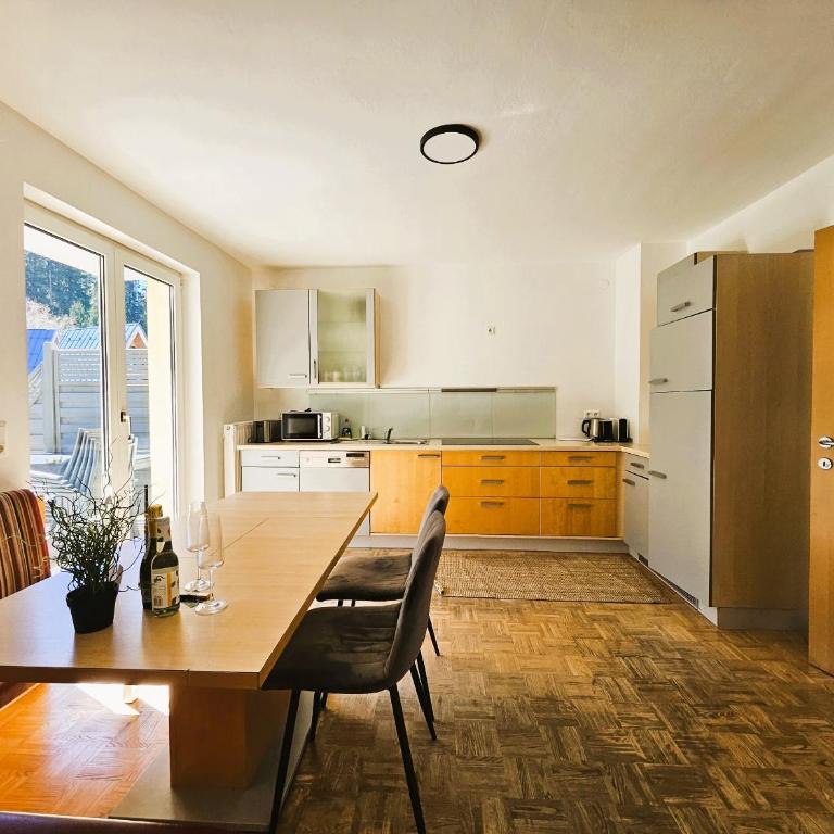 Mountains & Lakes - Chaletdorf & Appartements - Apartment mit 5 Schlafzimmern und Terrasse - 7