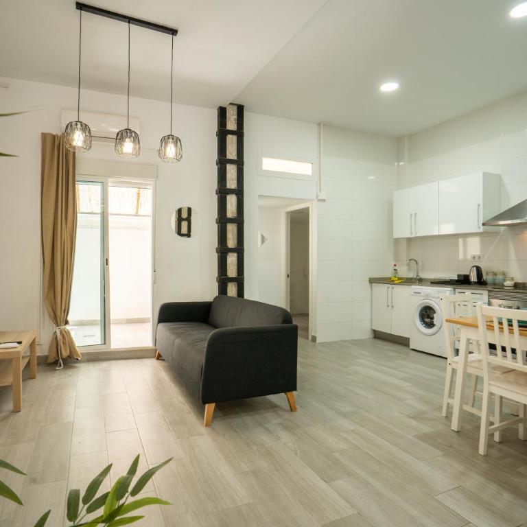 Luminoso Apartamento Familiar y Patio Privado - Three-Bedroom Apartment - 4