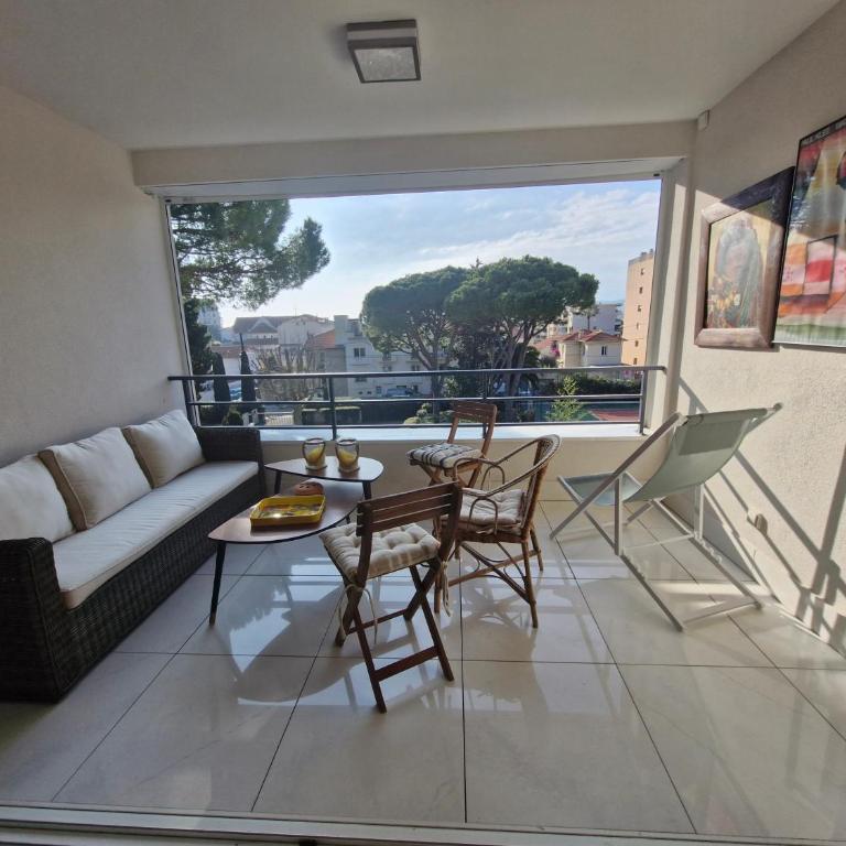Grand 3 chambres quartier Pinède Juan - Appartement 2 Chambres avec Balcon - 30