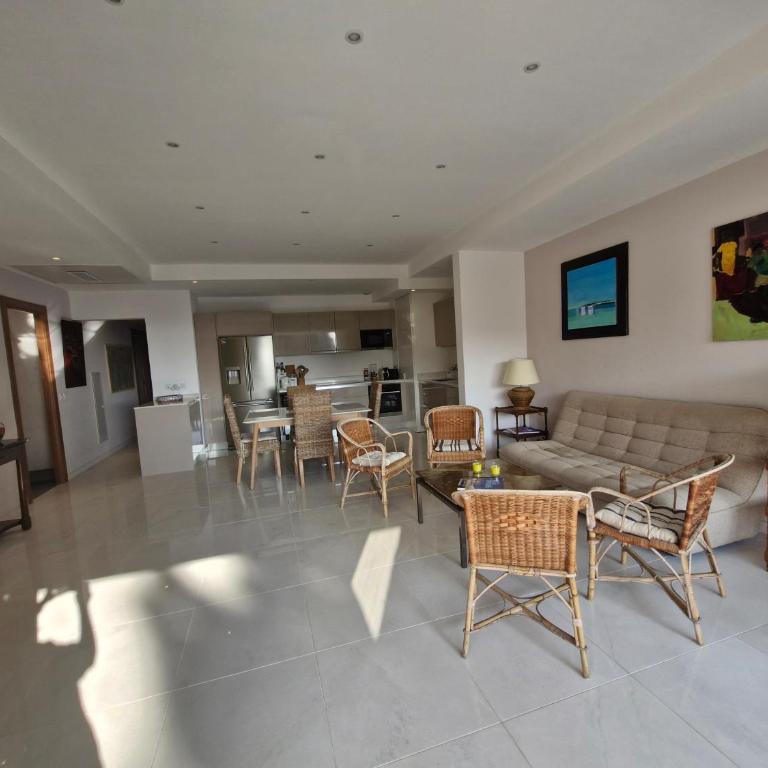 Grand 3 chambres quartier Pinède Juan - Appartement 3 Chambres - 25