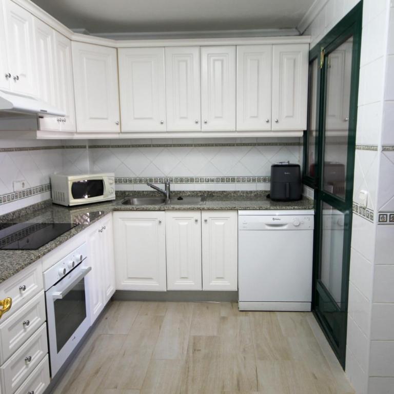 Luxury 2 bed, 2 bath apartment with sea view, central heating and new bathrooms. - Apartamento de 2 dormitorios - 8
