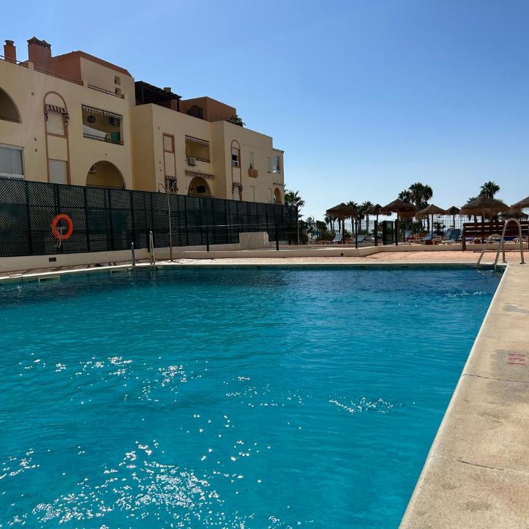 Vista Marina con piscina todo el año - Estudio - 19