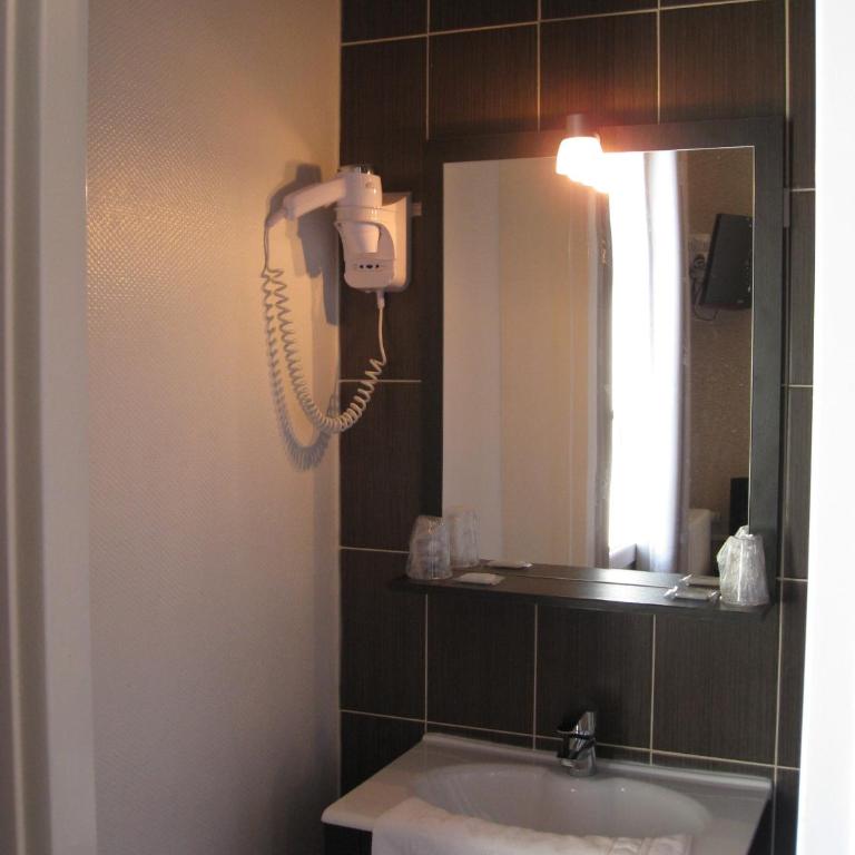 Hotel De l'Univers - Chambre Double - Vue sur Port - 4