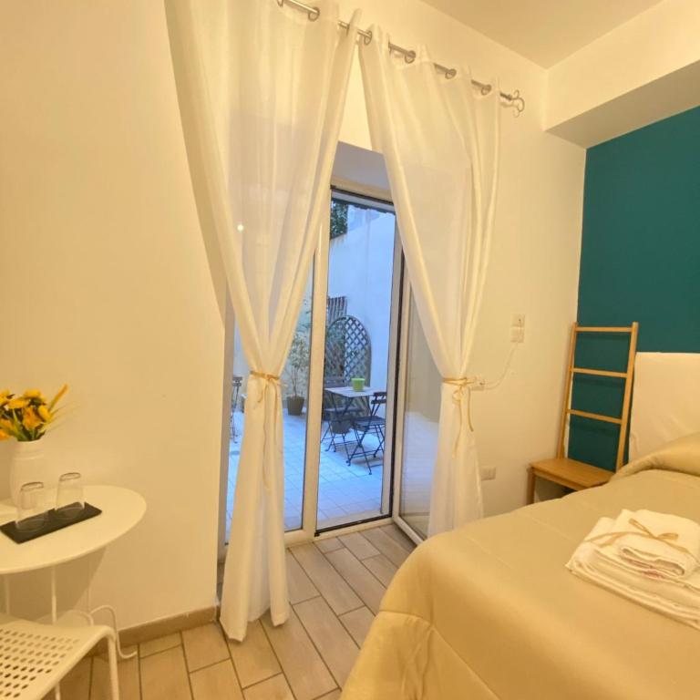 B&B Napoli Duomo - Double or Twin Room with Private External Bathroom - 9